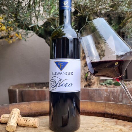 2022er<br>Kreation NERO<br>Rotwein trocken<br>mit Link zur Verkostung