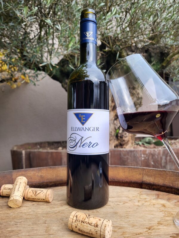 2022er<br>Kreation NERO<br>Rotwein trocken<br>mit Link zur Verkostung